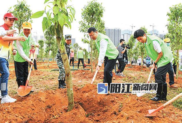 焦蘭生溫湛濱丘志勇等參加義務(wù)植樹活動.jpg